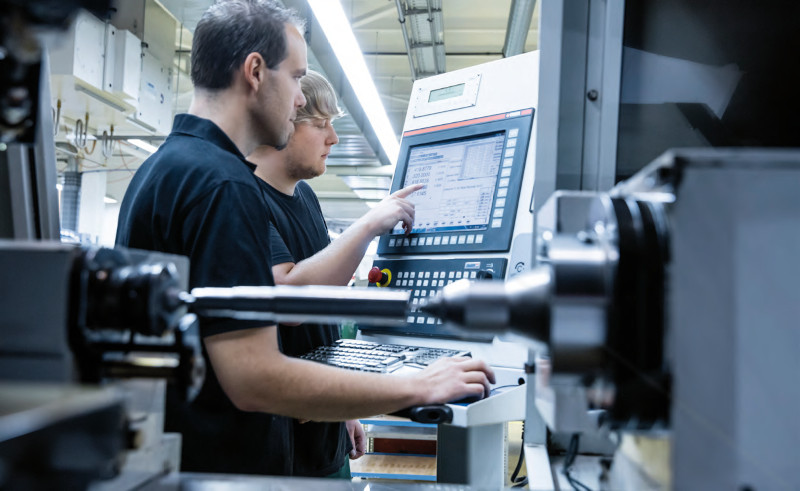 Ausbilder und Auszubildender an Display