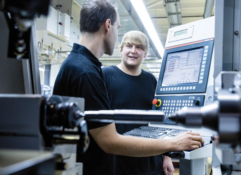 Ausbilder und Auszubildender an Display