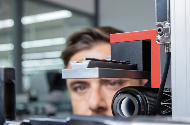 Close-up Auszubildender an Messtechnikgerät